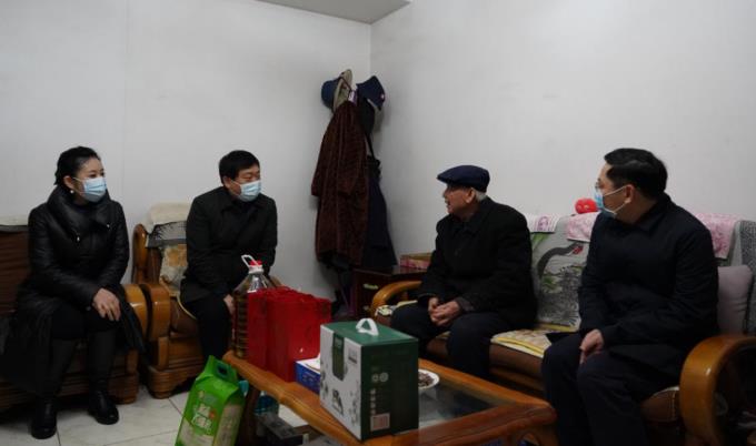 20211292023249208 bifa必发集团委党委委员、副主任任兴文春节前夕带队走访慰问bifa必发集团集团老党员