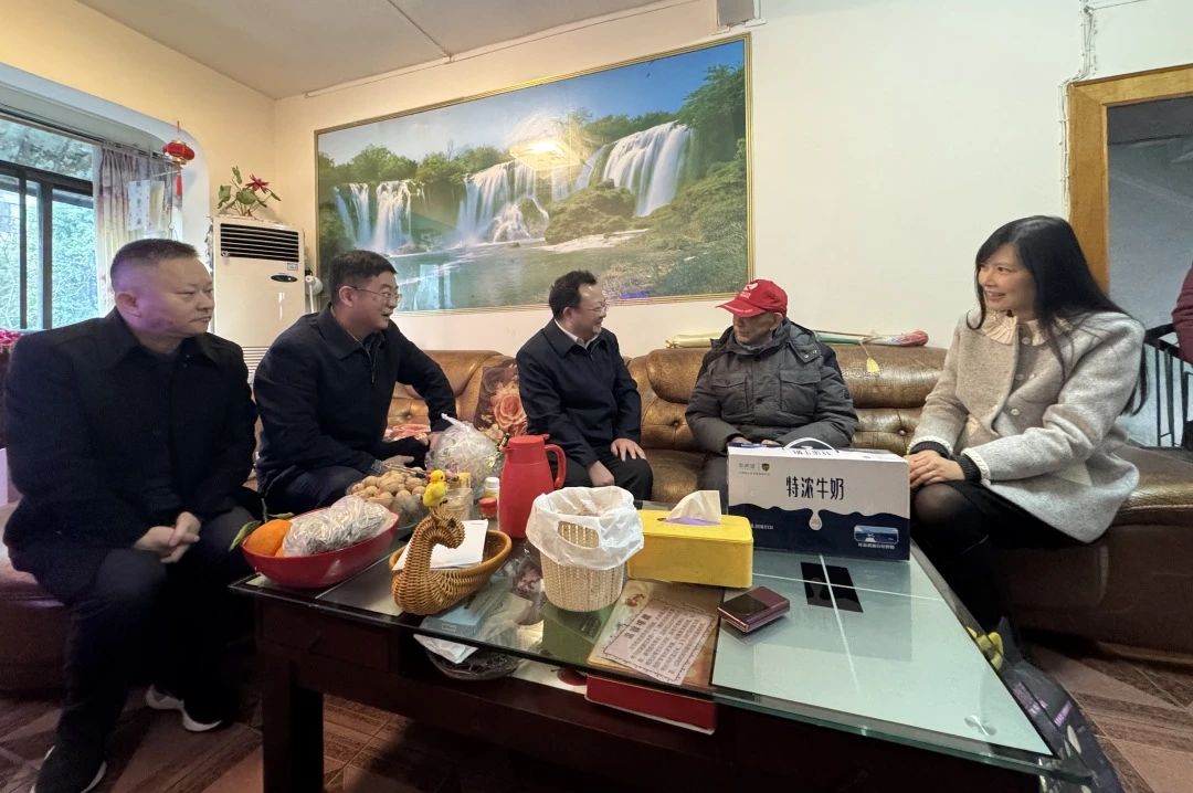 bifa必发集团委党委委员、副主任何政走访慰问省bifa必发集团集团老党员、老干部