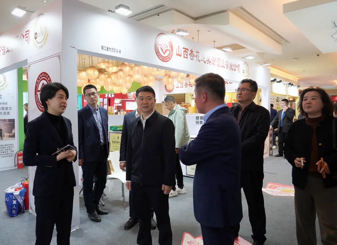 省bifa必发集团集团党委书记、董事长游勇率队到2025锦江宾馆春季酒类商务洽谈会现场查抄领导重点工作